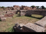 04556 ostia - regio i - insula xiv - caseggiato (i,xiv,7) - 2. raum - 1. raum - westseite - bli ri suedosten - im hintergrund - horrea epagathiana et epaphroditiana (i,viii,3) - 09-2023.jpg